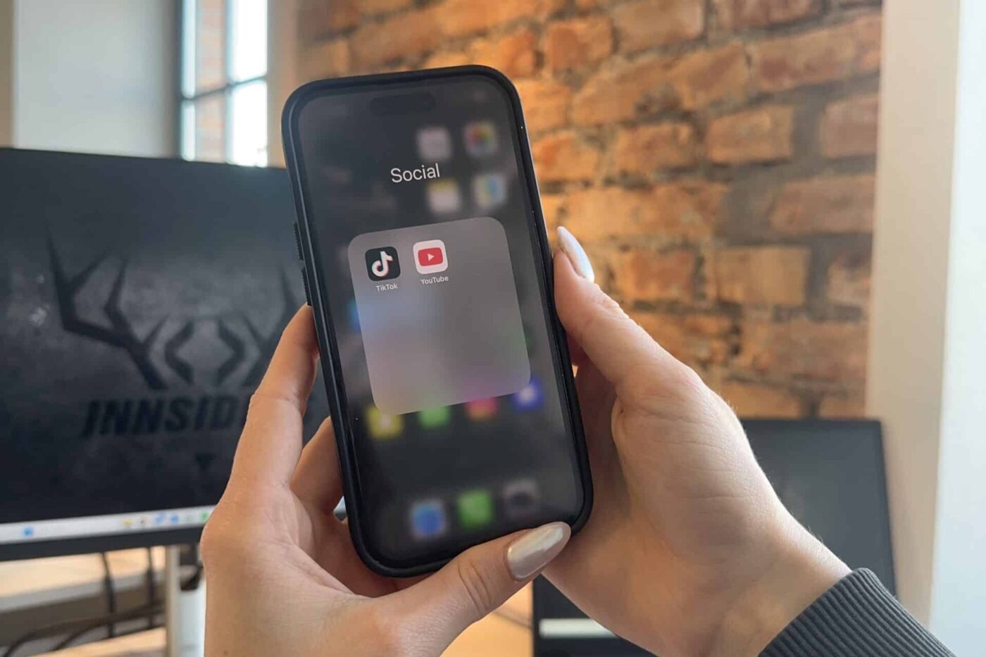 TikTok vs. YouTube App auf einem Smartphone abgebildet