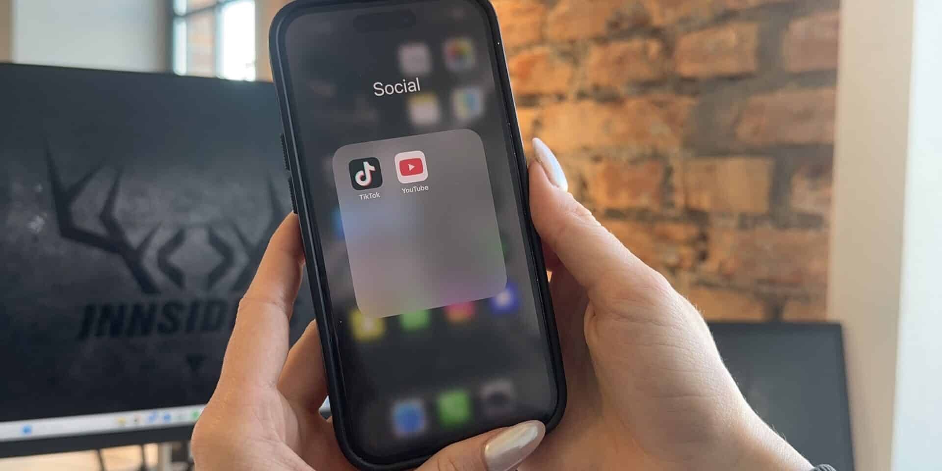 TikTok vs. YouTube App auf einem Smartphone abgebildet