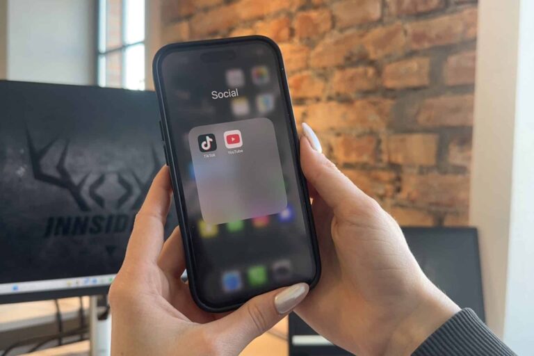 TikTok vs. YouTube App auf einem Smartphone abgebildet