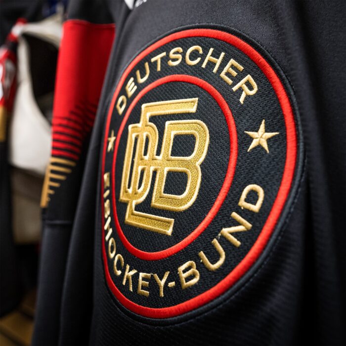 Deutscher Eishockey Bund e. V. Logo auf schwarzen Trikot