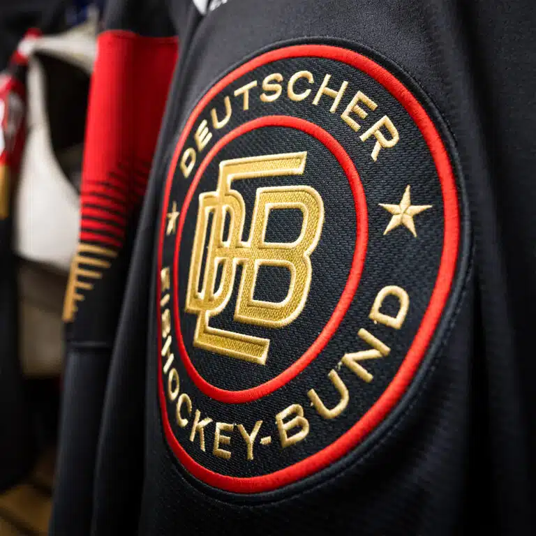 Deutscher Eishockey Bund e. V. Logo auf schwarzen Trikot