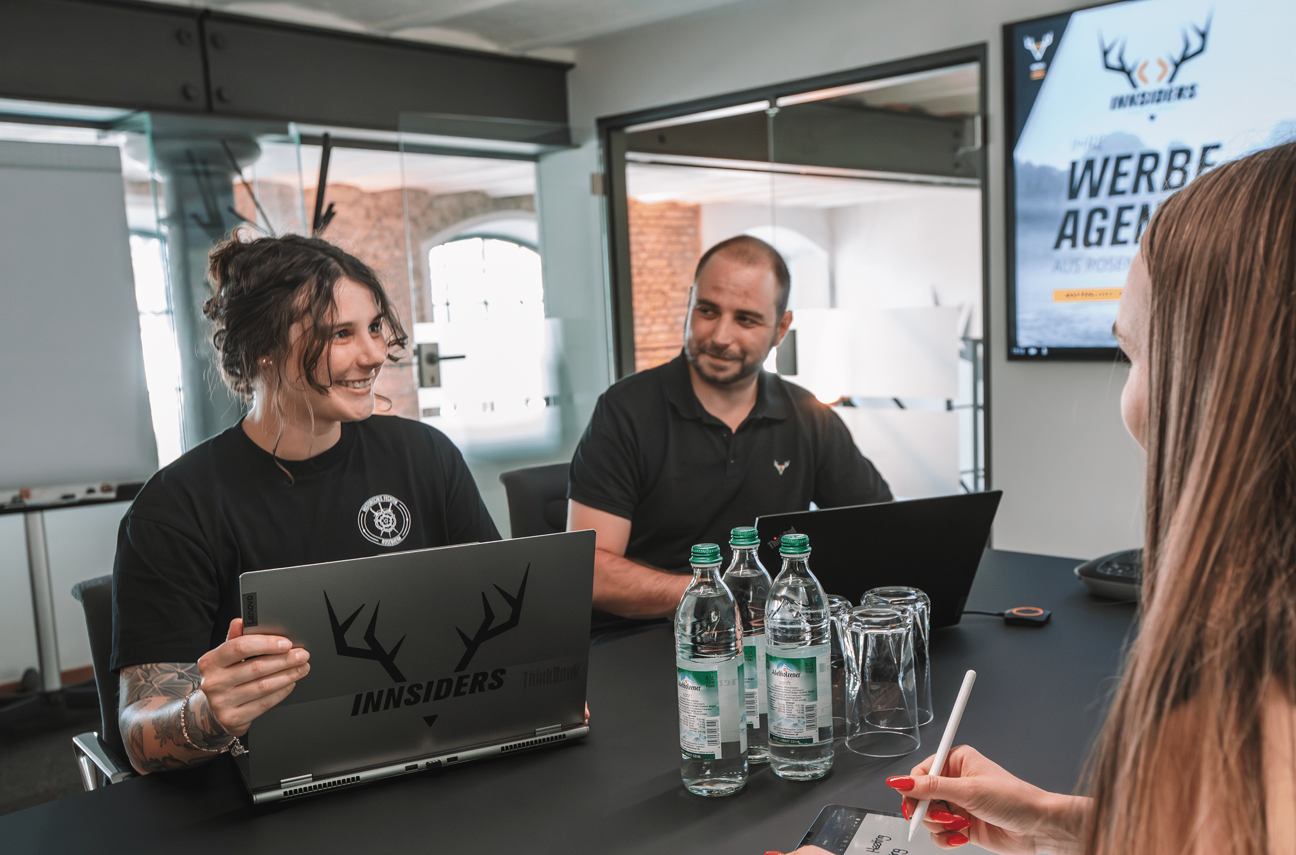 Zwei Personen besprechen Webseiten-Projekte