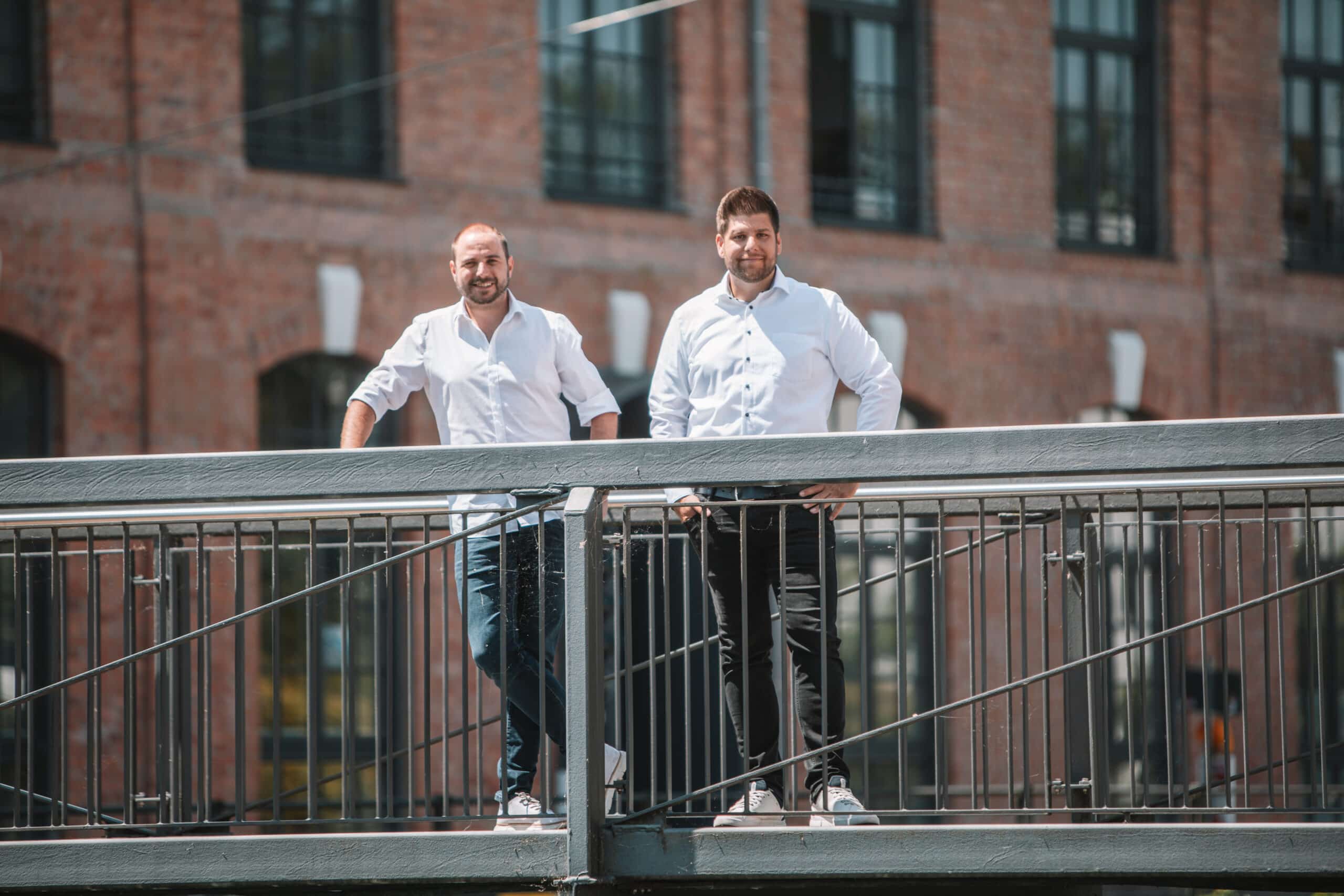 Die Geschäftsführer Marcus Thaller und Andreas Huber auf dem Gelände der Alten Spinnerei Kolbermoor
